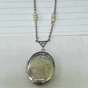Vintage 1981 Elegant Silver Tone and Pearl Locket Necklace 18” diver tone chain